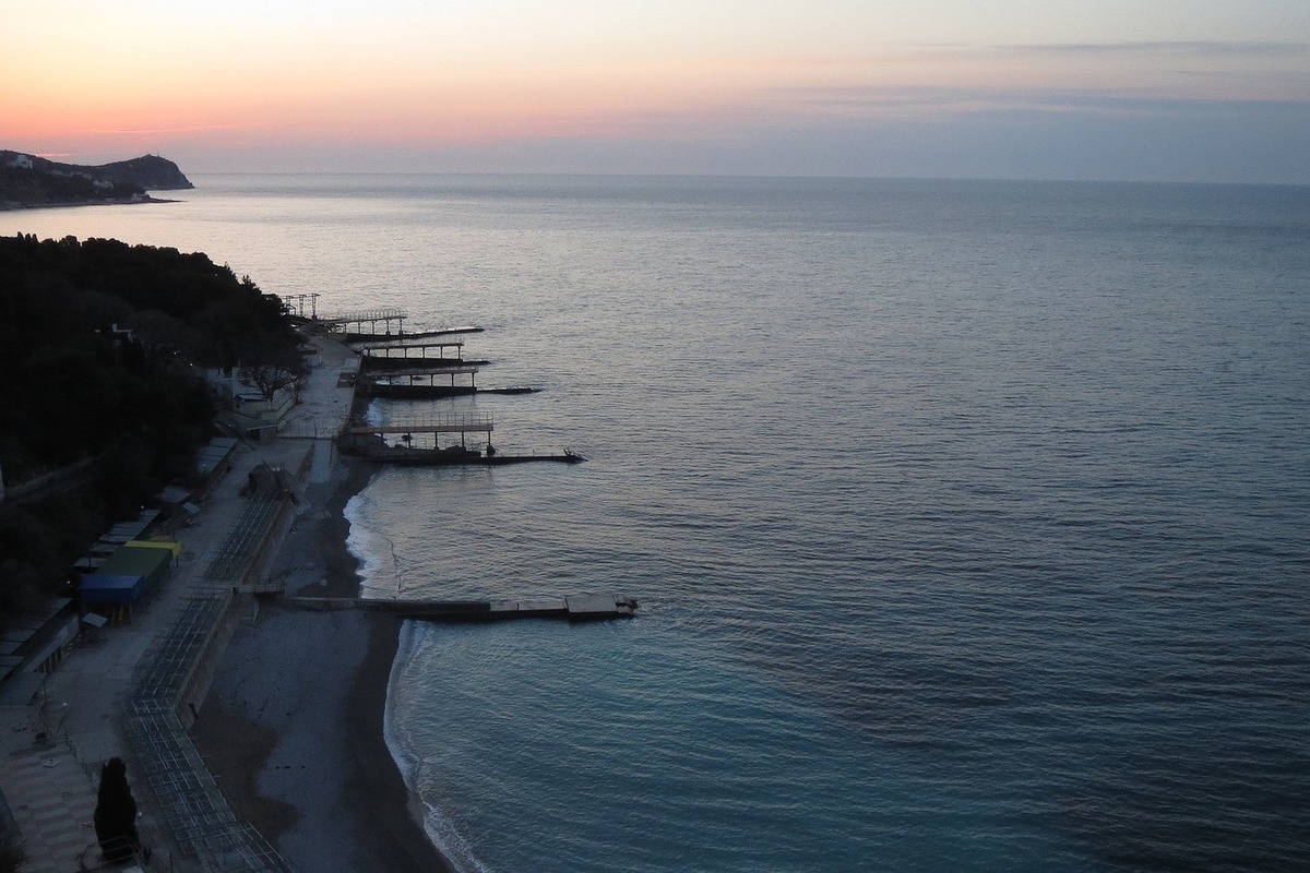 Ехать ли на черное море. Черное море Ялта. Ялта черное море вода. Кореиз ночью. Порт черного моря.