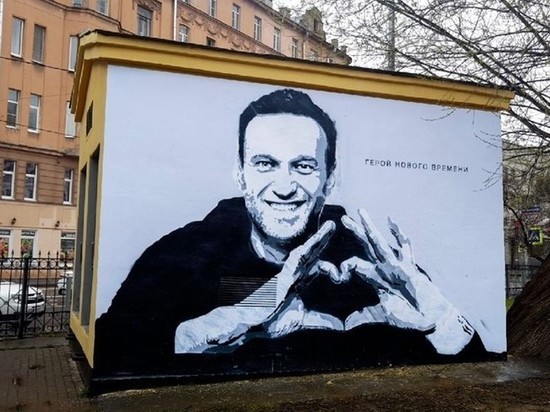 Виртуальный Навальный в Петербурге вернулся на трансформаторную будку