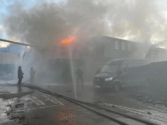 Спасатели пытаются ликвидировать пожар