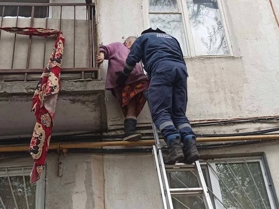 Саратовские спасатели сняли пенсионерку, застрявшую на газовой трубе