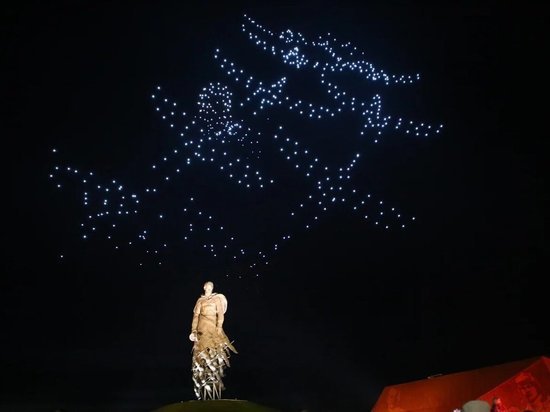 В небо над Ржевским мемориалом поднялись светящиеся дроны