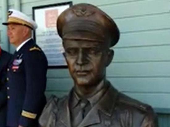 Во Флориде открыли бюст Героя СССР летчика «Нормандии – Неман»