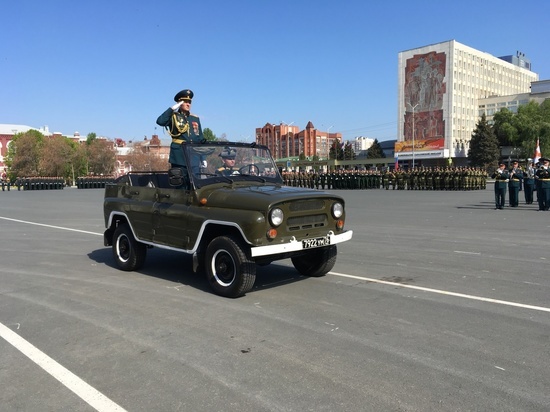 На Театральной площади в Саратове прошел Парад Победы