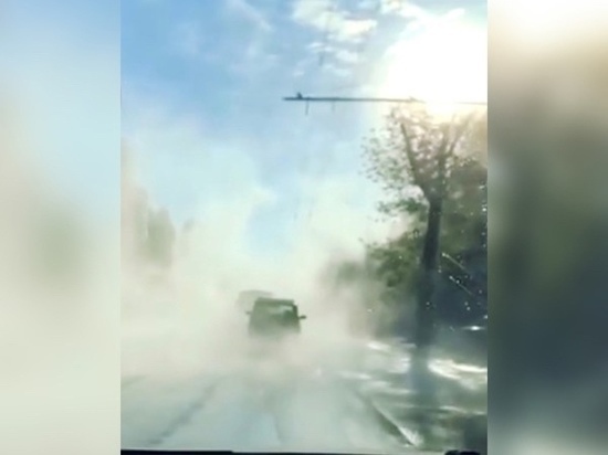 В Ростове Красноармейскую улицу затопило горячей водой