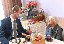 Врио губернатора Хабаровского края выпил с ветераном чаю и поговорил о жизни