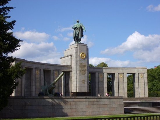 Германия: Возложение венков состоялось к памятнику советским воинам в Берлине
