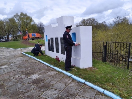 Сотрудники УМВД привели в порядок два мемориала в Смоленской области