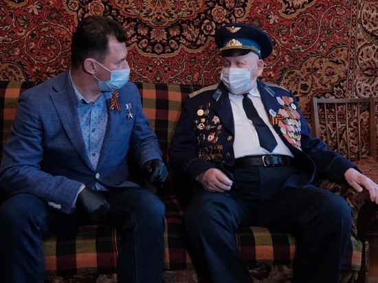Летчик-космонавт Романенко поздравил ветерана, ставшего "талисманом" Победы для однополчан