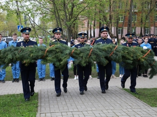 Рязанцы возложили цветы к памятнику Александра Белякова в Дягилеве