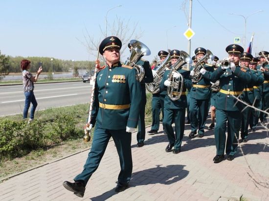 В Омске ветеранов с 9 мая вновь поздравляют дома с концертами и мини-парадами
