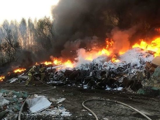 На окраине Омска в районе ТЭЦ № 5 почти выгорела нелегальная свалка