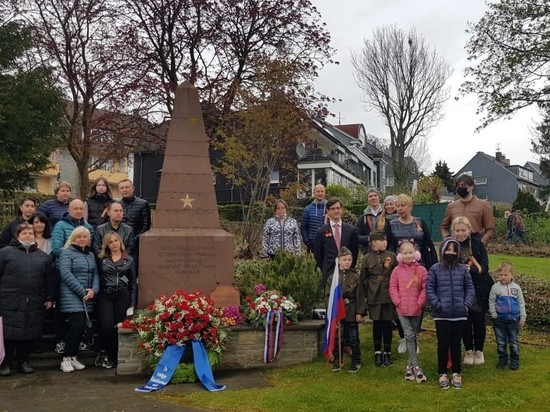 День Победы в Германии: К подножью мемориала Елены Матросовой легли живые цветы