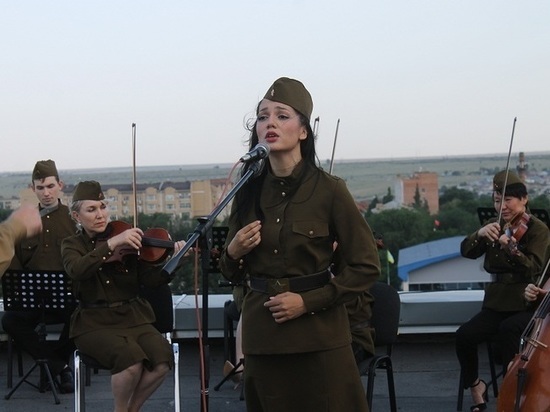 В калмыцкой столице песни военных лет звучат с высоты седьмого этажа