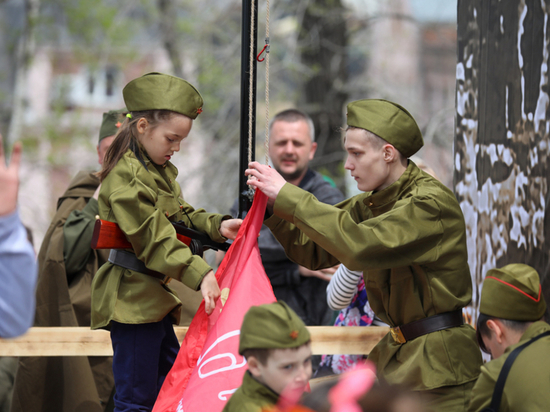 Игра в войну: дети установят флаг над рейхстагом во Владивостоке