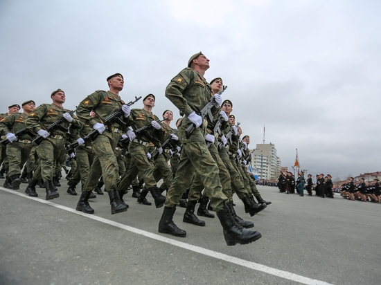 В Южно-Сахалинске на параде Победы едва не затоптали телеведущего