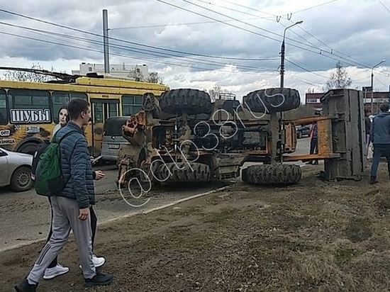 Трактор и троллейбус столкнулись в Иркутске