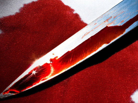 В Омске мужчина в людном месте воткнул нож в живот сам себе