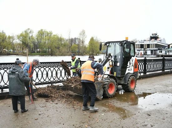 В Ярославле начали отмывать Набережную после затопления