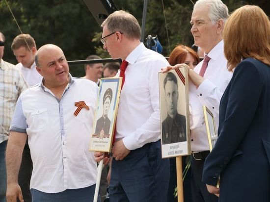 Омские губернатор и глава Заксобрания поздравили жителей области с Днём Победы