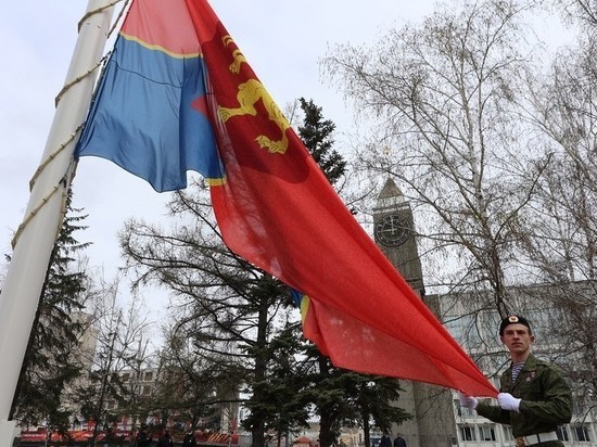 В память о героях Великой Отечественной войны поднят флаг Красноярска