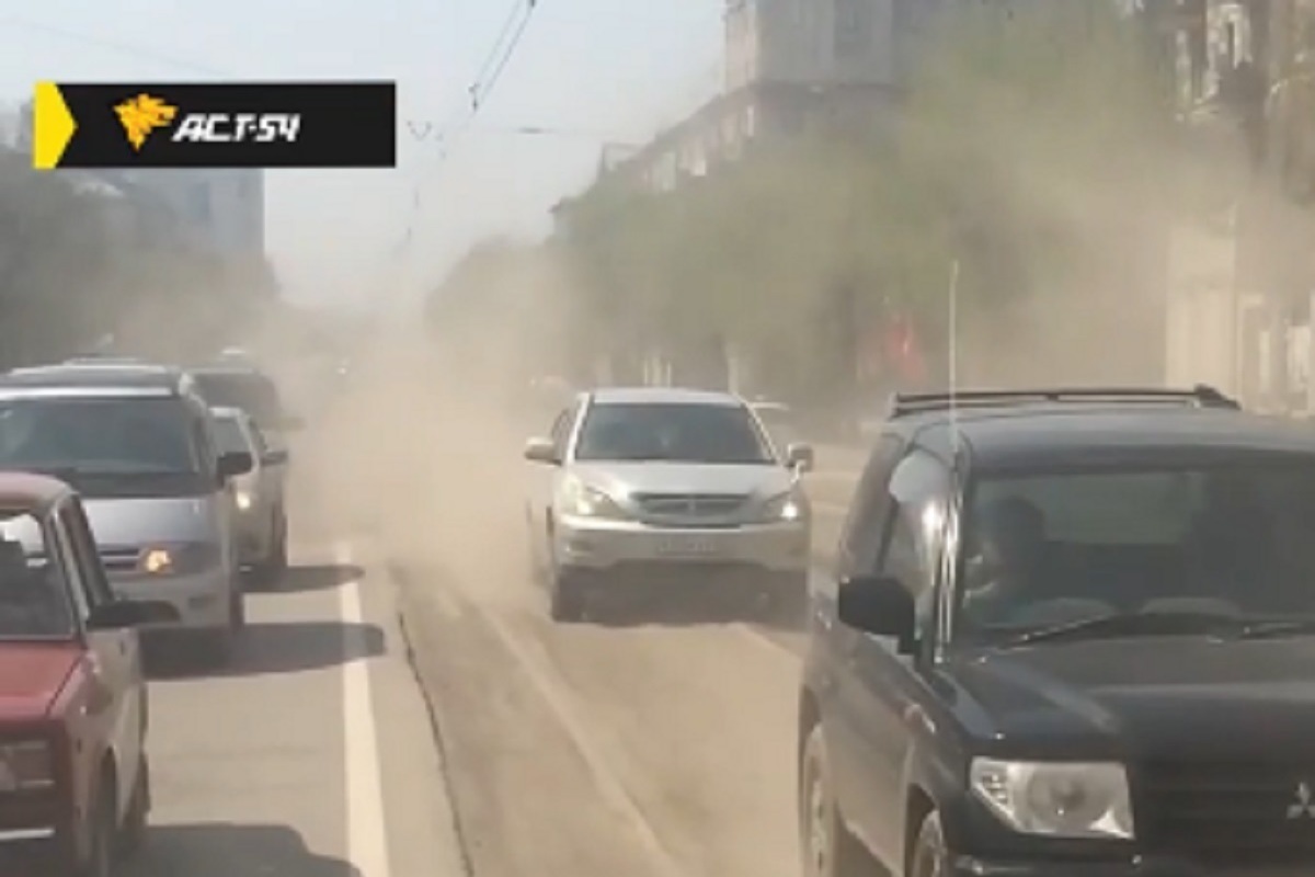 В Новосибирске проспект Дзержинского утопает в пыли из-за объезжающих  пробки водителей - МК Новосибирск