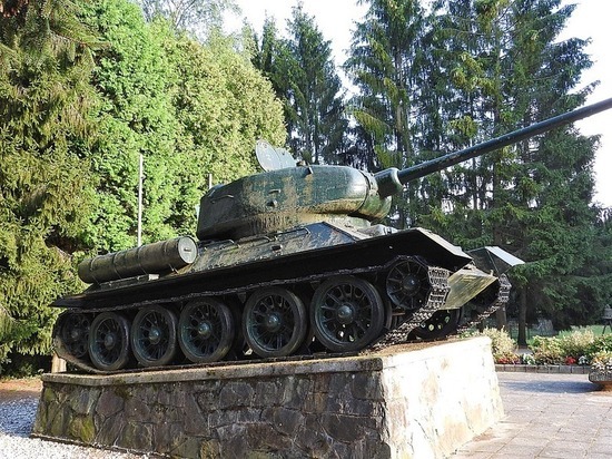 В Кузбассе легендарный танк Т-34 продавил асфальт во время парада Победы