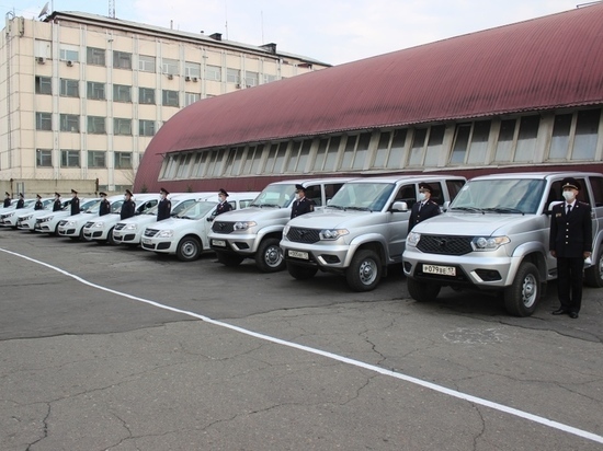 В МВД Тувы прошла церемония передачи новых служебных автомашин
