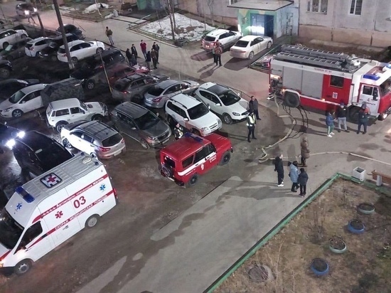 Во время пожара в многоквартирнике в Ноябрьске мужчина отравился угарным газом