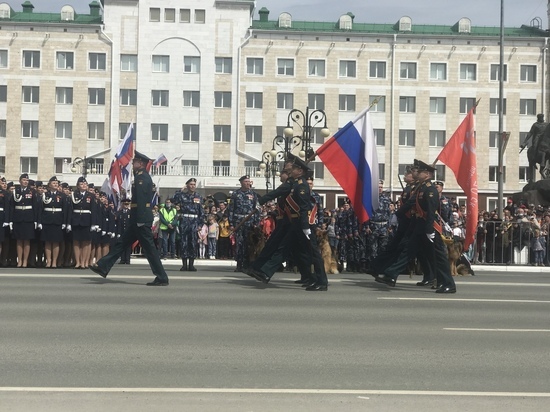 В центре Йошкар-Олы вынесли флаг РФ и знамя Победы