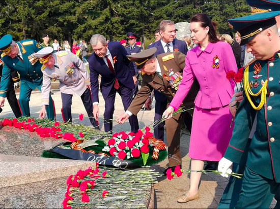 Омские мэр и губернатор возложили цветы в Парке Победы