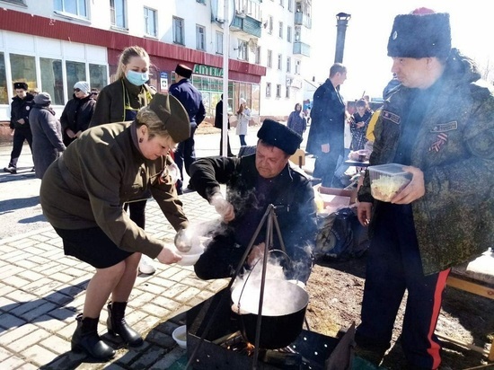 С песнями и солдатской кашей отмечают День Победы в Лабытнанги
