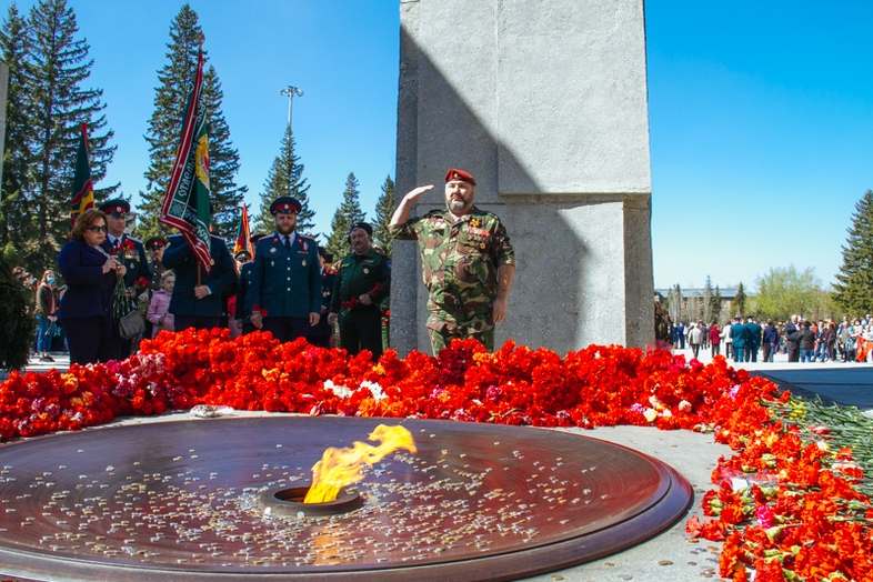 20 мая новосибирск. Монумент славы Новосибирск. Монумент славы Новосибирск 9 мая. Возложение цветом монумент славы Новосибирск. Монумент славы Новосибирск 2022.