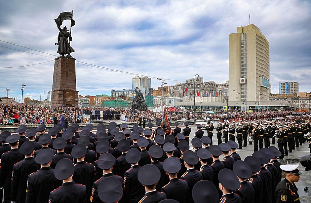 Прямая трансляция 9 мая владивосток. Парад 9 мая Владивосток 2022. 9 Мая Владивосток 2022 Центральная площадь. Парад Победы 2022 в Якутске. Парад во Владивостоке 2022.