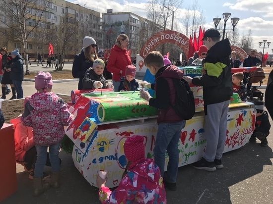 Дети разрисовали танк в Ноябрьске