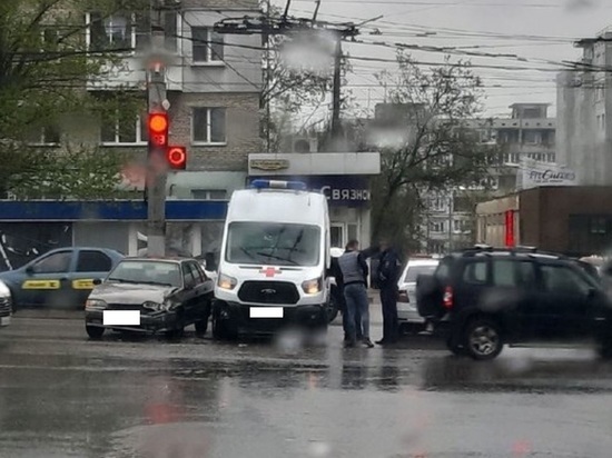 В Зареченском районе Тулы произошло ДТП с легковушкой и машиной скорой помощи