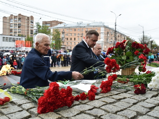 9 мая Николай Любимов возложил цветы к монументу Победы