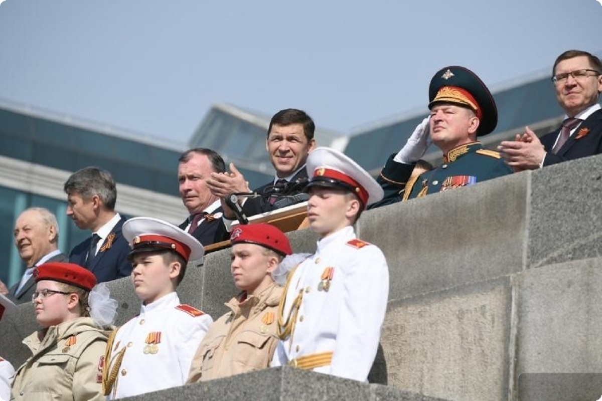 На параде в Екатеринбурге впервые прошли кавалеристы, почетными гостями стали поисковики - МК Екатеринбург