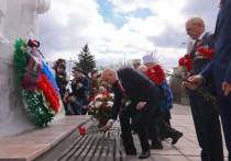 Сначала Сергей Евгеньевич посетил кемеровский мемориал Славы воинов-кузбассовцев, павших за Родину в Великой отечественной войне