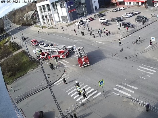 Жесткая авария: пожарная машина столкнулась с легковушкой в Петрозаводске