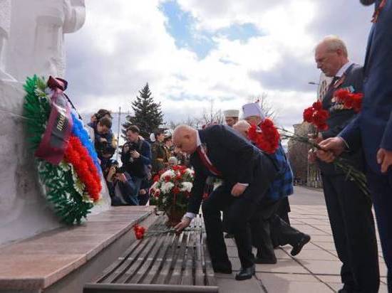 Сергей Цивилев почтил память воинов-кузбассовцев, возложив цветы сразу в нескольких городах региона