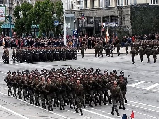 В Луганске прошел Парад Победы