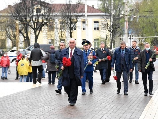 Губернатор Сергей Ситников возложил цветы к «Вечному огню»