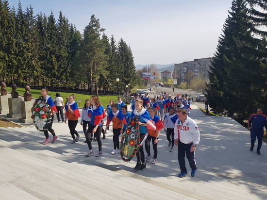 «Уралочка» встретила День Победы велопробегом и поздравила ветеранов войны