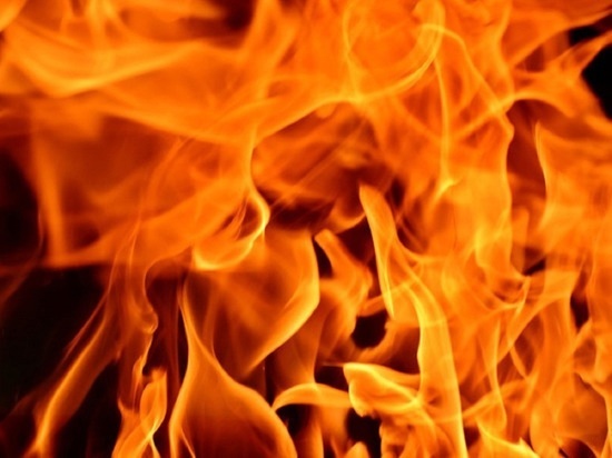 Пожарные не дали огню перебраться с полыхавшего в Ноябрьске гаража на жилой дом