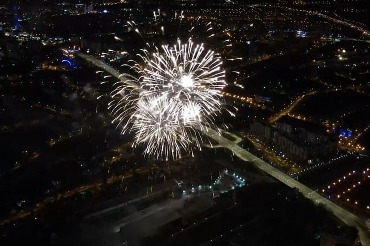 Где будет салют в день города ярославль. Салют Победы Белгород. Салют старый Оскол. Салют Белгород 1943. Праздничный салют Белгород.