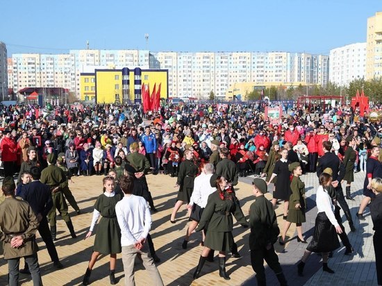 Вальс Победы станцевали для ветеранов 90 старшеклассников в Надыме