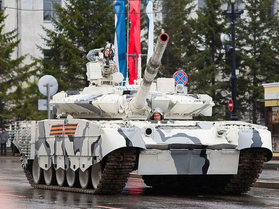 Арктический танк едва не снес светофор в Хабаровске