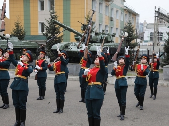 9 мая в Красноярске в нескольких местах прошли показательные выступления военных с оружием
