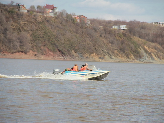 Спасатели ищут рыбака, перевернувшегося на катере в районе села Вознесенское