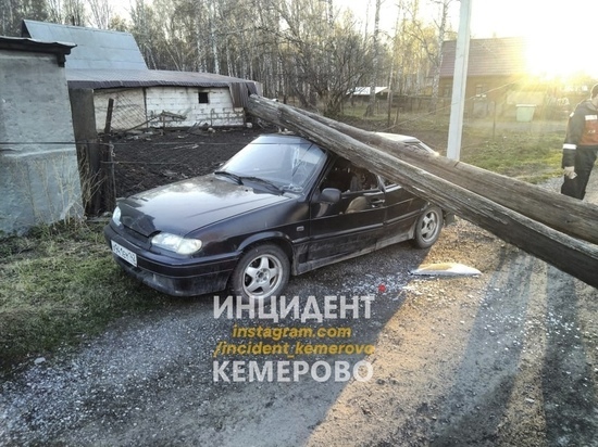 Деревянный столб пробил крышу автомобиля в одном из сел Кузбасса